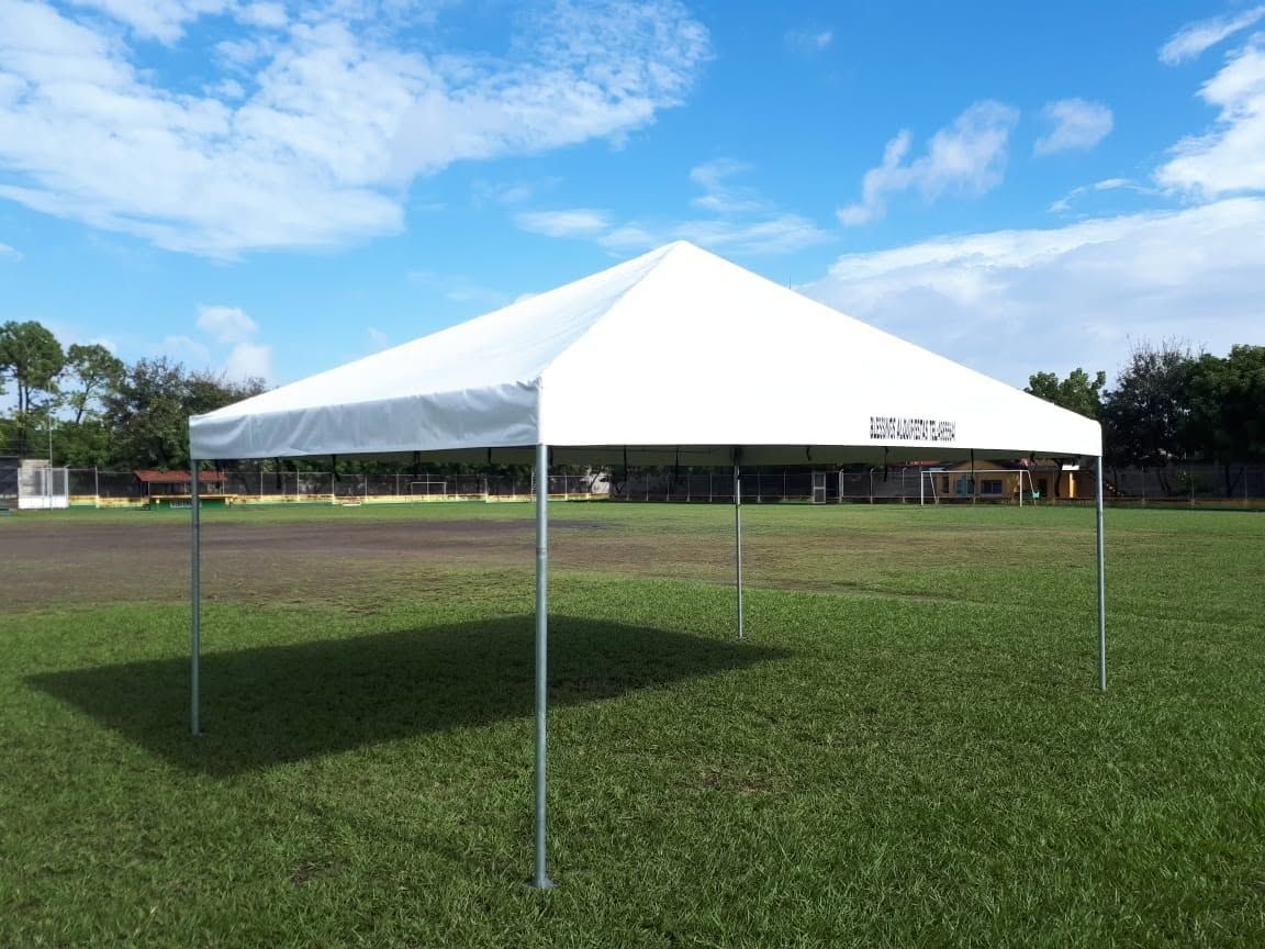 Toldo desmontable blanco en un campo