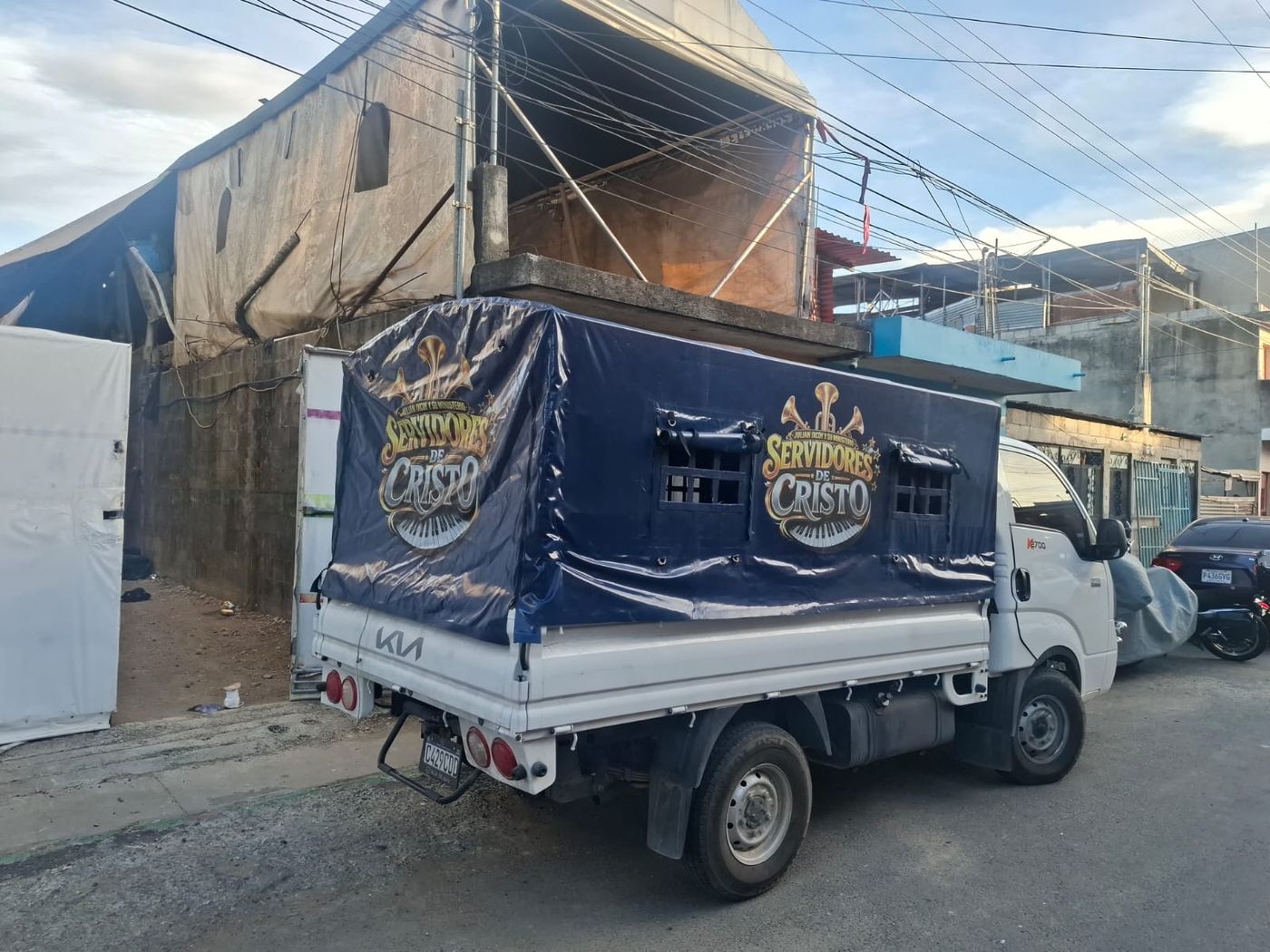 Lona azul a medida sobre la carga de un camión
